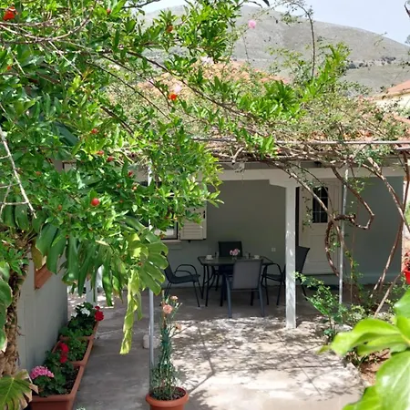 Дом отдыха Ermioni's In *